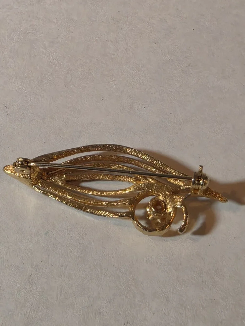 Vintage Gold Tone Leaf-Style Brooch Pin Missing Pearl